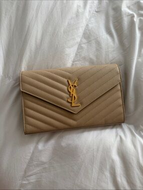 CASSANDRE ENVELOPE CHAIN WALLET IN GRAIN DE POUDRE LEATHER